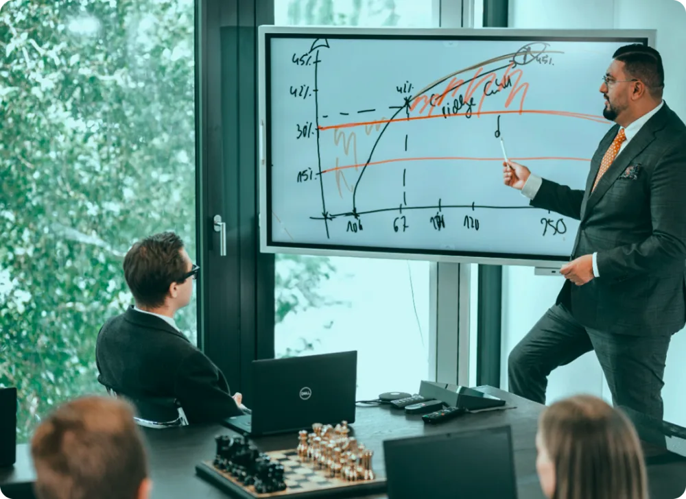 Soufian El Morabiti erklärt eine Steuerstruktur am Smartboard
